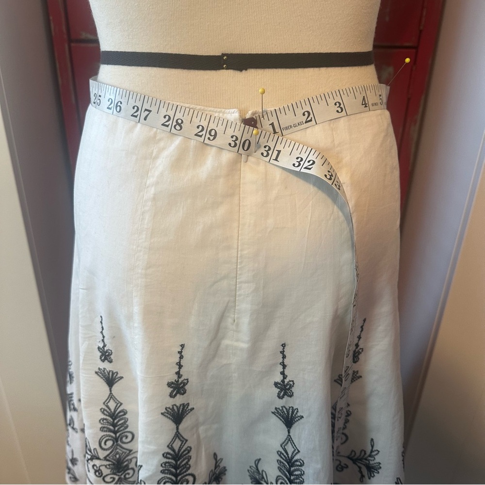 Tahari White Skirt with Black Embroidered Pattern - Picture 5 of 8